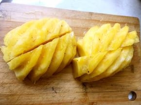 新鲜菠萝切四份