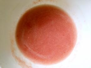 吉利丁粉加一点点冷水搅拌均匀无颗粒，隔水加热至融化，之后倒入荔枝汁内搅拌均匀