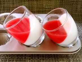 换个方向倾斜杯子，倒入西瓜汁，继续放入冰箱冷藏2个小时以上至西瓜层凝固