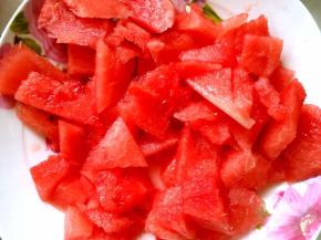 西瓜去籽，切碎块，倒入榨汁机内榨成果汁