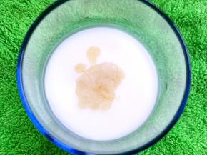 倒入常温酸奶中，加砂糖搅拌均匀，如果没及时搅拌开，有吉利丁颗粒，可以做热水搅拌至颗粒融化