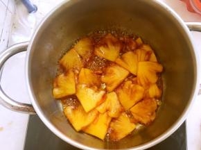 菠萝滤干水份，放焦糖内翻炒，菠萝会有水份流出，不必加水，熬至汤汁减少关火，留一点点汤汁留着蛋糕出炉淋面就可以