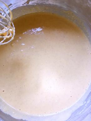 过筛低筋面粉，搅拌均匀