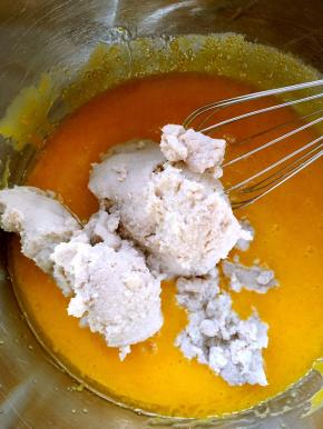 加入豆渣，豆浆搅拌均匀，豆渣我用滤网过滤掉水份，具体湿润度可以看图片