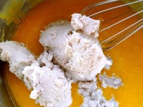 加入豆渣，豆浆搅拌均匀，豆渣我用滤网过滤掉水份，具体湿润度可以看图片