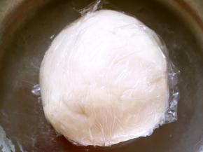 将水油皮材料混合，活成面团，揉至光滑状态，包裹保鲜膜冷藏备用