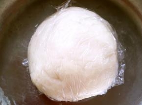 将水油皮材料混合，活成面团，揉至光滑状态，包裹保鲜膜冷藏备用