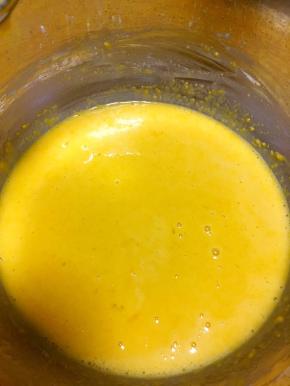 烤蛋糕的时候可以做卡士达酱，蛋黄加砂糖、低筋面粉、玉米淀粉、一点点牛奶搅拌均匀无颗粒