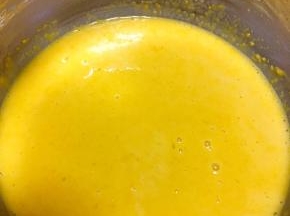 烤蛋糕的时候可以做卡士达酱，蛋黄加砂糖、低筋面粉、玉米淀粉、一点点牛奶搅拌均匀无颗粒