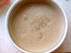 面糊翻拌均匀后，抬高20厘米，一点点倒入模具，这样可以减少气泡，之后再轻轻磕几下，震出表层的气泡，入烤箱烤45分钟