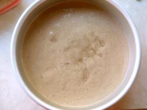 面糊翻拌均匀后，抬高20厘米，一点点倒入模具，这样可以减少气泡，之后再轻轻磕几下，震出表层的气泡，入烤箱烤45分钟