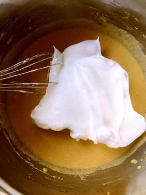 蛋白分三次加入蛋黄糊中翻拌均匀