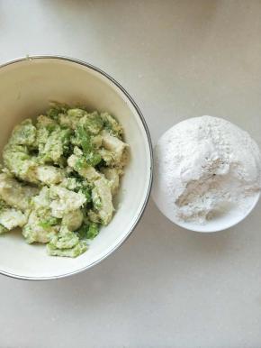 准备面粉一碗，蔬果渣倒入大盆，这样好搅拌，