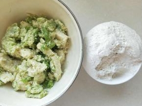 准备面粉一碗，蔬果渣倒入大盆，这样好搅拌，