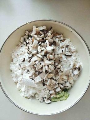 蔬果渣盆里加入面粉和香菇