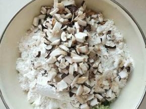 蔬果渣盆里加入面粉和香菇