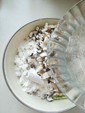 倒入热水搅拌，水量要看着少少加啊，搅拌好的状态是浓稠状。