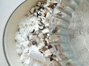倒入热水搅拌，水量要看着少少加啊，搅拌好的状态是浓稠状。