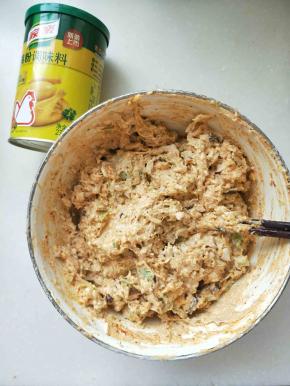 尝一下加，盐，鸡粉，再次搅拌均匀，放了黏玉米的蔬果渣很粘稠，稍微用力些搅拌，调料搅拌均匀就行。