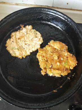 铁锅加热刷少许油，用勺子压平就行，形状不好看不影响口感吖。一面焦黄翻面。