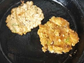 铁锅加热刷少许油，用勺子压平就行，形状不好看不影响口感吖。一面焦黄翻面。