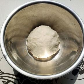 适量面粉加入适量水活成面团（看自己做的量多少，一个人量一次性杯子一杯面粉）盖上保鲜膜醒发半个小时