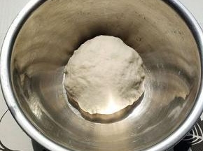 适量面粉加入适量水活成面团（看自己做的量多少，一个人量一次性杯子一杯面粉）盖上保鲜膜醒发半个小时