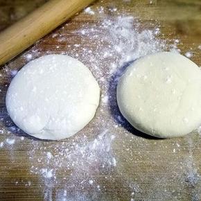 把醒发的面团揉成光滑的面团，把发好的面团揪成两个剂子