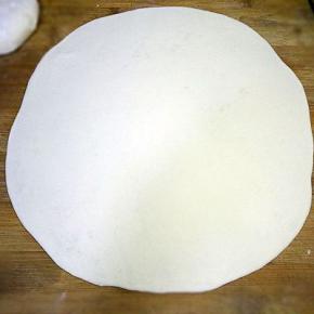 取一个剂子，擀成薄饼皮