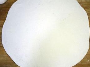 取一个剂子，擀成薄饼皮