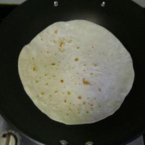 锅中滴少许油，中火，放入擀好的面皮，烙至两面起花