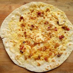 抹上辣椒酱（或者自己喜欢的其它酱）