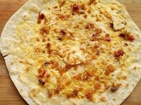 抹上辣椒酱（或者自己喜欢的其它酱）