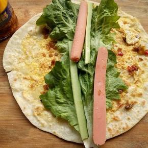 放两片生菜，火腿肠，黄瓜条