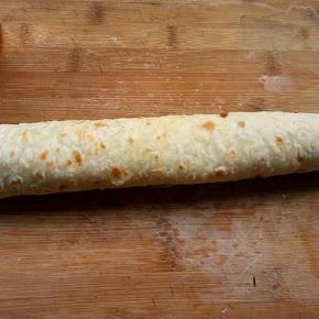 卷起来，从中间切开