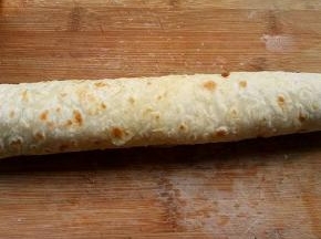 卷起来，从中间切开