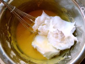 分三次加入蛋黄糊中翻拌均匀