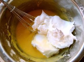 分三次加入蛋黄糊中翻拌均匀