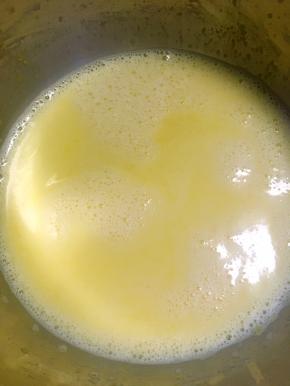 牛奶煮开，加入搅拌好的蛋黄糊中，边加入边搅拌，直到牛奶全部加入，之后过筛搅拌好的液体，回锅小火煮开，边加热边搅拌，至卡士达酱变得浓稠就可以啦