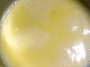 牛奶煮开，加入搅拌好的蛋黄糊中，边加入边搅拌，直到牛奶全部加入，之后过筛搅拌好的液体，回锅小火煮开，边加热边搅拌，至卡士达酱变得浓稠就可以啦