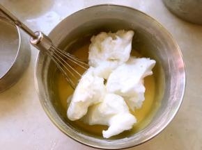 打发好的蛋白加入三分之一至蛋黄糊中翻拌均匀