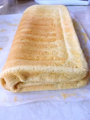 烤好的蛋糕卷特别柔软，对折也不会断裂