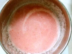 荔枝去核榨成汁，取50克荔枝汁加30克西瓜汁加砂糖搅拌均匀，调成粉色