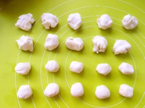 将水油皮面团分成10等份，再将油酥皮面团分成10等份