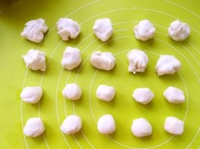 将水油皮面团分成10等份，再将油酥皮面团分成10等份