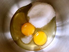鸡蛋加几滴柠檬汁，加入一小撮盐跟砂糖搅拌均匀