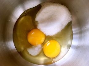 鸡蛋加几滴柠檬汁，加入一小撮盐跟砂糖搅拌均匀