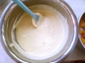 再将剩下的蛋白加入，翻拌均匀，烤箱预热160度