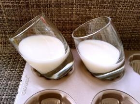 杯子倾斜放在模具上，倒入酸奶，冰箱冷藏2个小时以上至酸奶凝固