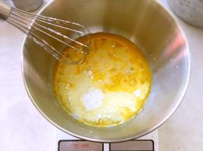 加入牛奶、玉米油搅拌均匀